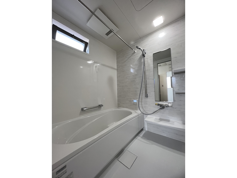 9号地　タカラスタンダードの浴室は、汚れが染み込まないホーロー素材の壁や浴槽で、マグネットになっており浮かせる収納もできるのでお手入れしやすくお掃除の味方！床は濡れても滑りにくく、転倒しにくい素材を使用しているので安心！